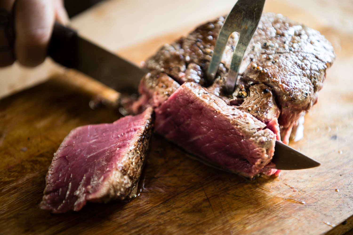 Como cortar a carne para churrasco? Fazer o corte errado pode estragar seu churrasco